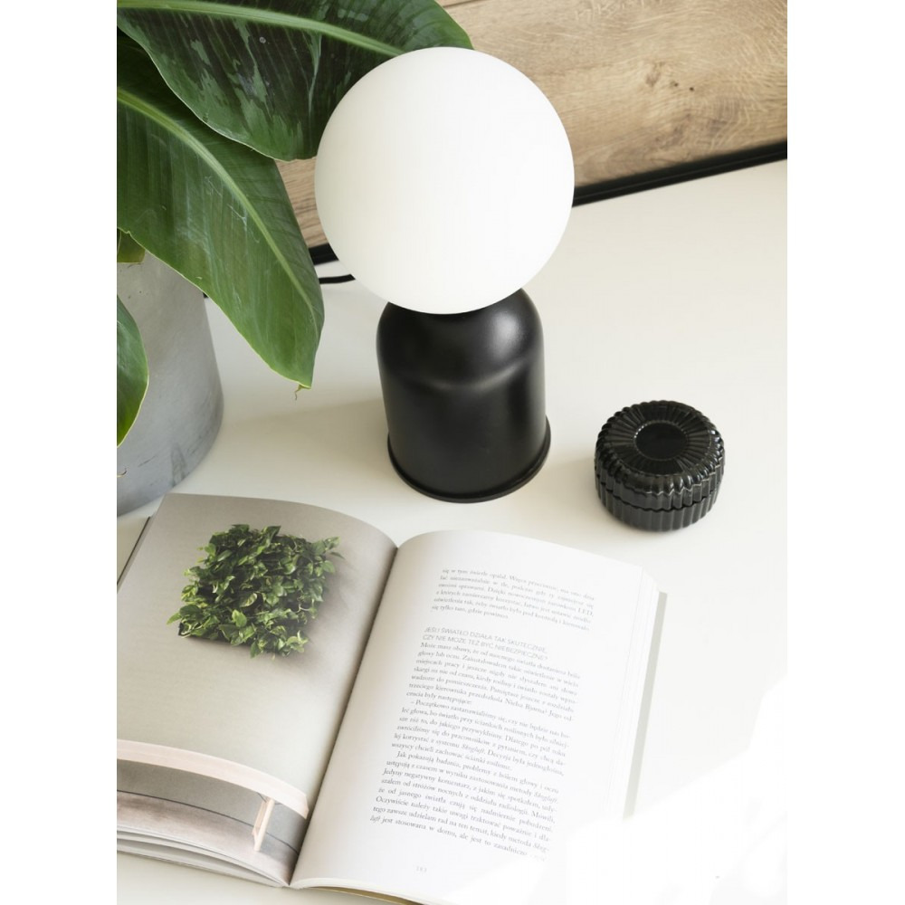 Lampe à poser Luoti base en métal avec diffuseur en boule de verre au design contemporain par Ummo Lighting Lampe à poser Luoti base en métal avec diffuseur en boule de verre au design contemporain par Ummo Lighting