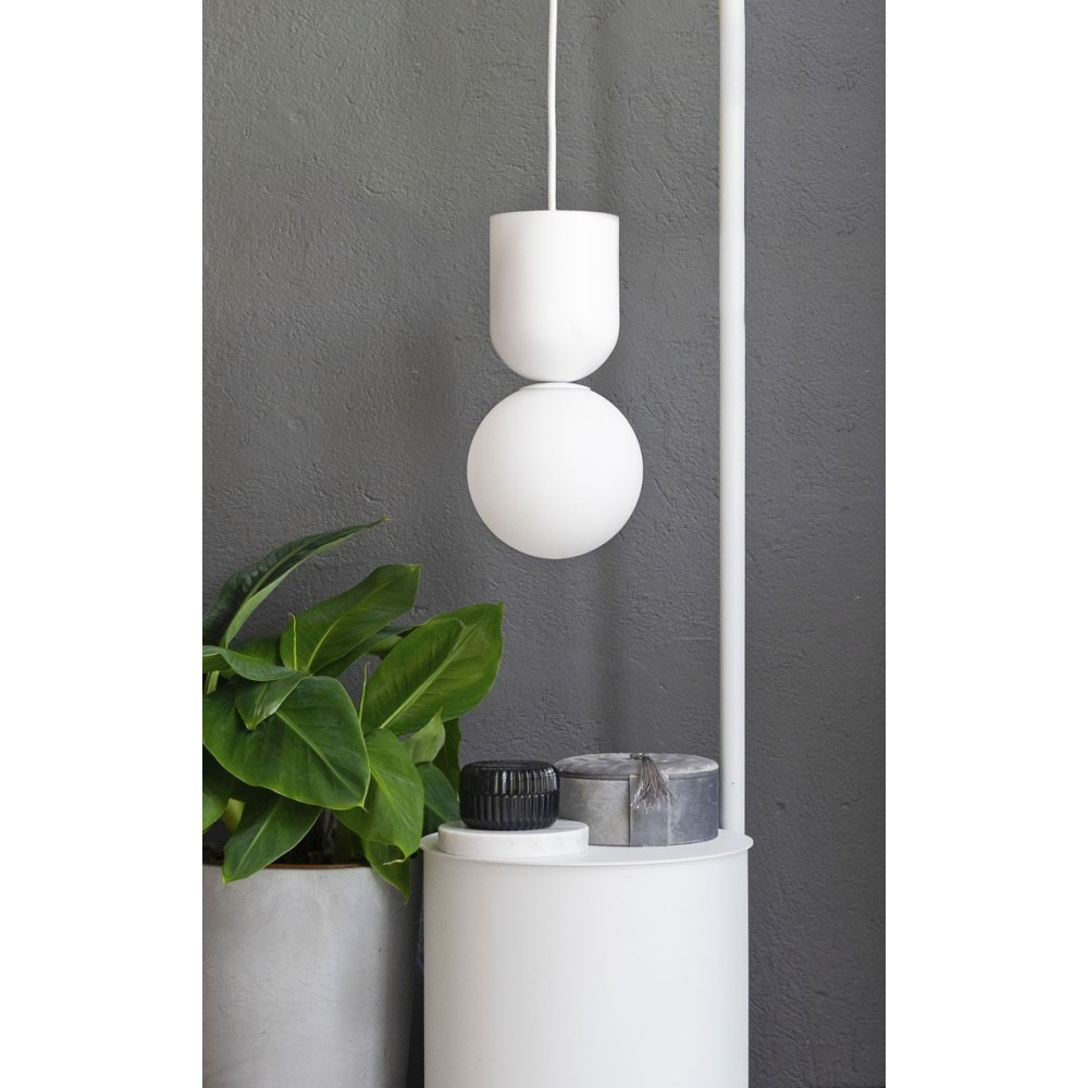 Suspension Luoti Simple base en métal avec diffuseur en boule de verre au design contemporain par Ummo Lighting Suspension Luoti Simple base en métal avec diffuseur en boule de verre au design contemporain par Ummo Lighting