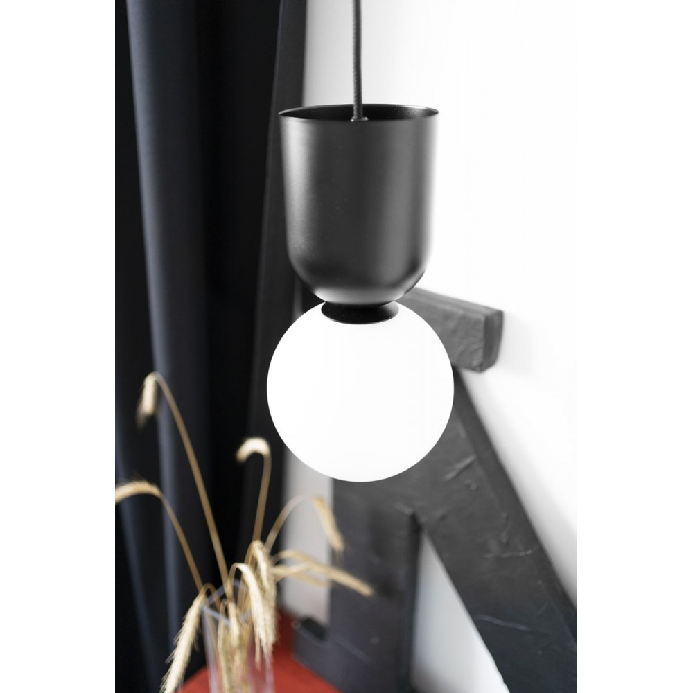 Suspension Luoti Simple base en métal avec diffuseur en boule de verre au design contemporain par Ummo Lighting Suspension Luoti Simple base en métal avec diffuseur en boule de verre au design contemporain par Ummo Lighting