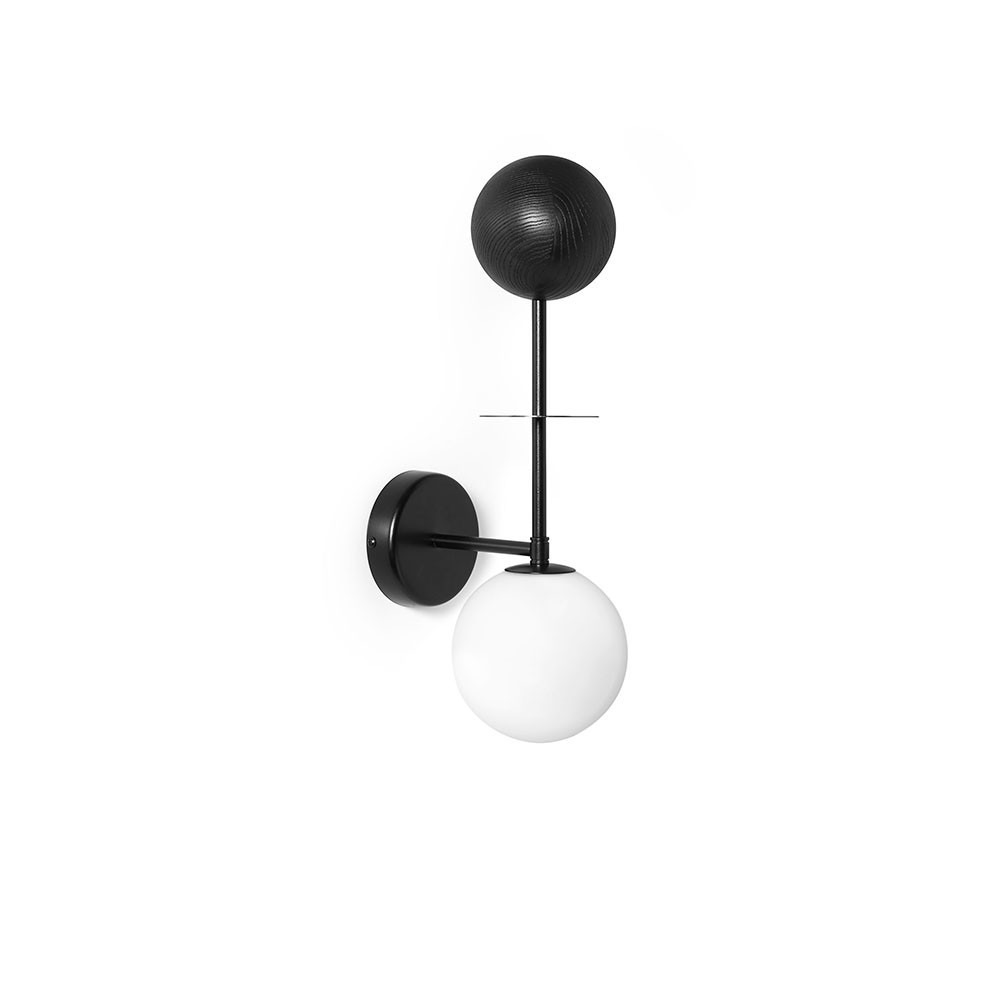 Applique murale Oio base en métal avec détail bois et diffuseur en verre opale au design contemporain par Ummo Lighting