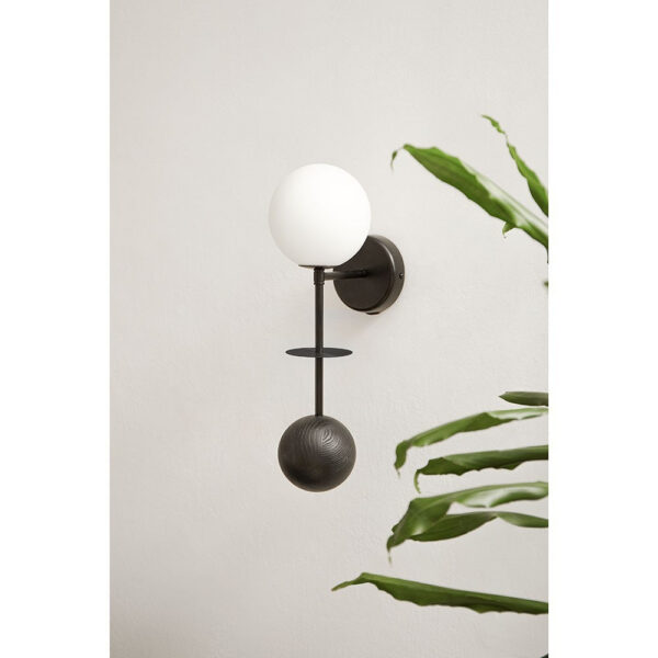 Applique murale Oio base en métal avec détail bois et diffuseur en verre opale au design contemporain par Ummo Lighting