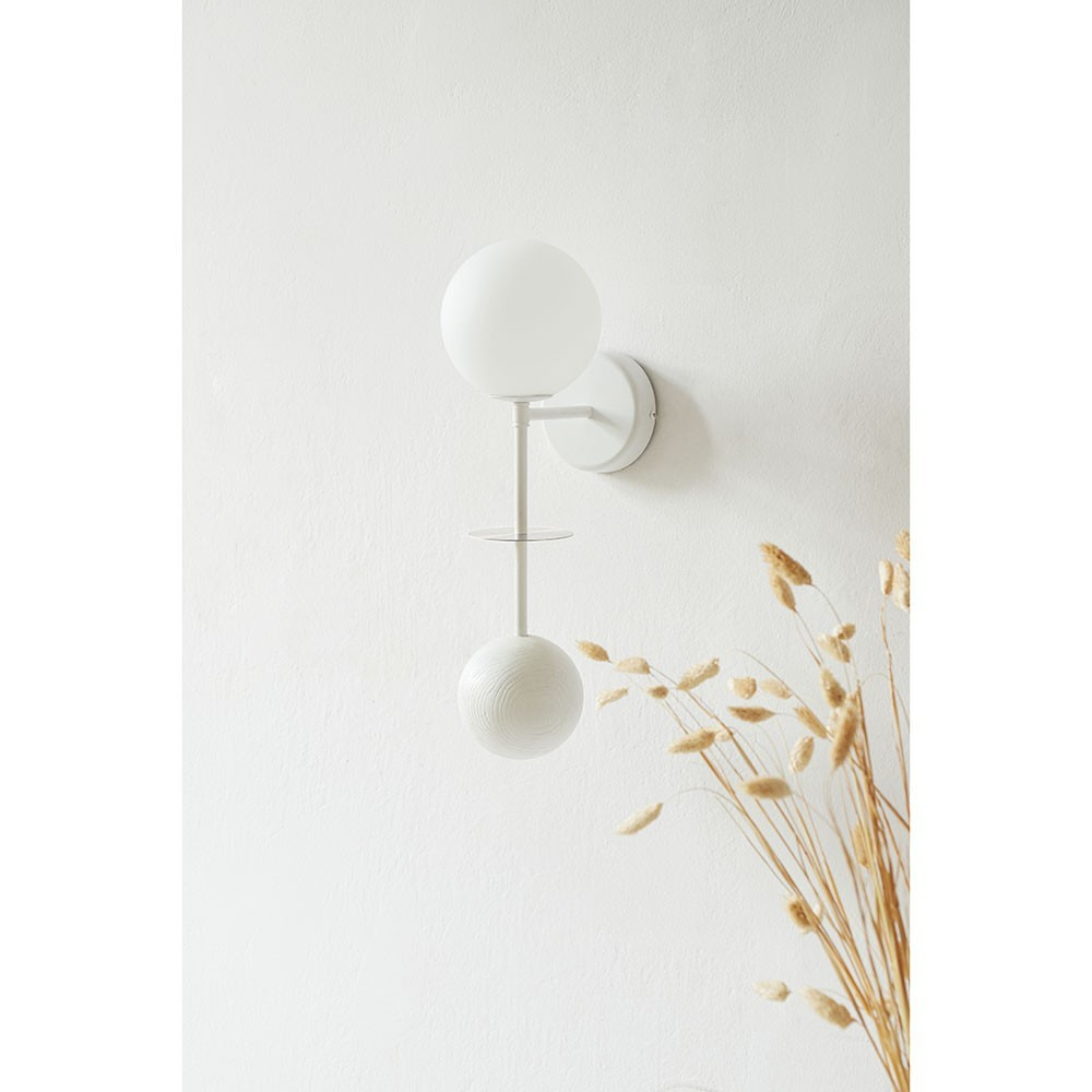 Applique murale Oio base en métal avec détail bois et diffuseur en verre opale au design contemporain par Ummo Lighting Applique murale Oio base en métal avec détail bois et diffuseur en verre opale au design contemporain par Ummo Lighting