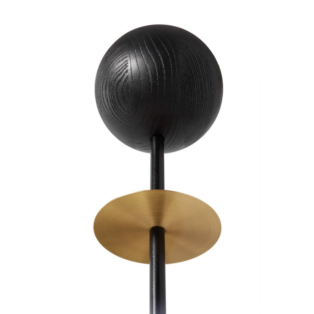 Applique murale Oio base en métal avec détail bois et diffuseur en verre opale au design contemporain par Ummo Lighting Applique murale Oio base en métal avec détail bois et diffuseur en verre opale au design contemporain par Ummo Lighting