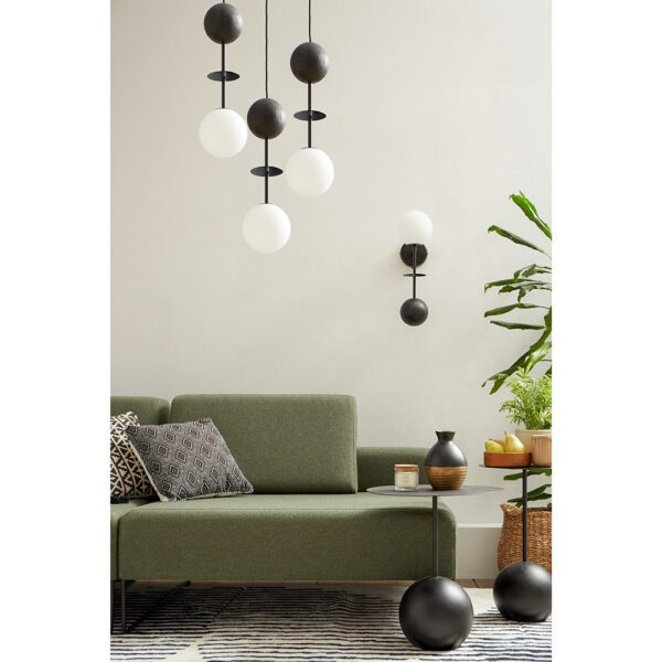 Plafonnier Oio base en métal circulaire avec détail bois au design contemporain par Ummo Lighting