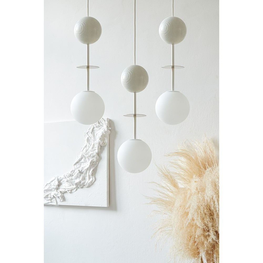 Plafonnier Oio base en métal circulaire avec détail bois au design contemporain par Ummo Lighting Plafonnier Oio base en métal circulaire avec détail bois au design contemporain par Ummo Lighting
