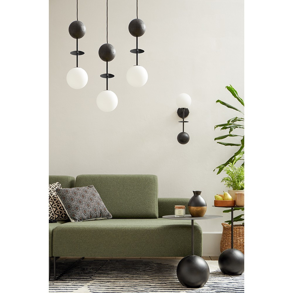 Suspension Oio base en métal et détail bois avec long câble au design contemporain par Ummo Lighting Suspension Oio base en métal et détail bois avec long câble au design contemporain par Ummo Lighting