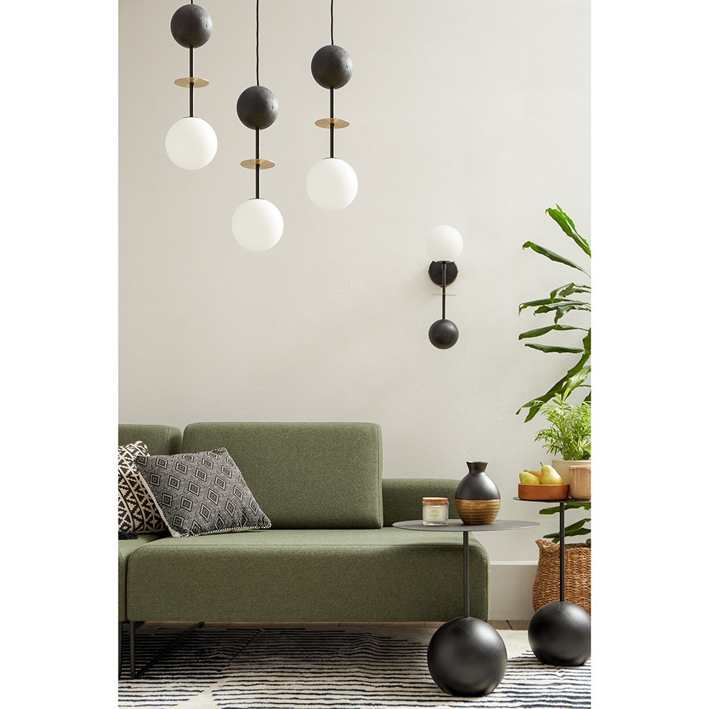 Suspension Oio base en métal et détail bois avec long câble au design contemporain par Ummo Lighting Suspension Oio base en métal et détail bois avec long câble au design contemporain par Ummo Lighting