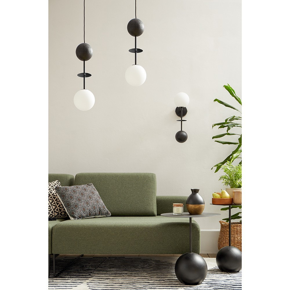 Suspension Oio base en métal et détail bois avec long câble au design contemporain par Ummo Lighting Suspension Oio base en métal et détail bois avec long câble au design contemporain par Ummo Lighting