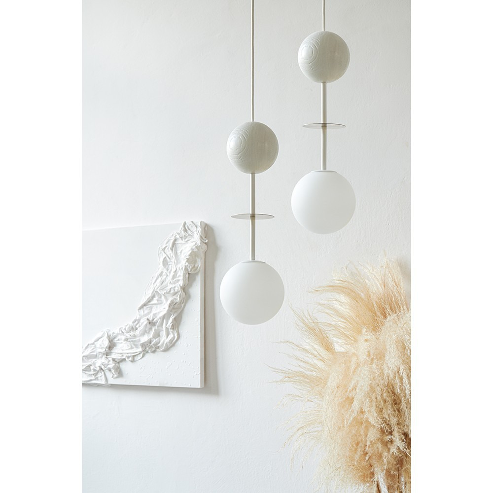 Suspension Oio base en métal et détail bois avec long câble au design contemporain par Ummo Lighting Suspension Oio base en métal et détail bois avec long câble au design contemporain par Ummo Lighting