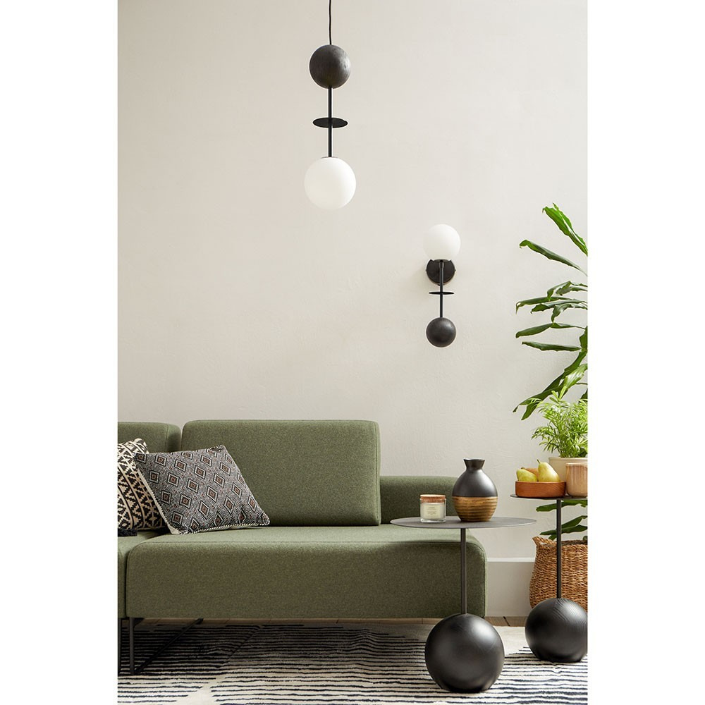 Suspension Oio solo base en métal et détail bois avec long câble au design contemporain par Ummo Lighting Suspension Oio solo base en métal et détail bois avec long câble au design contemporain par Ummo Lighting