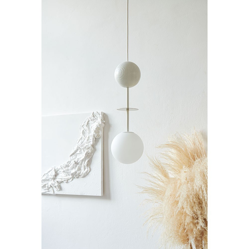 Suspension Oio solo base en métal et détail bois avec long câble au design contemporain par Ummo Lighting Suspension Oio solo base en métal et détail bois avec long câble au design contemporain par Ummo Lighting