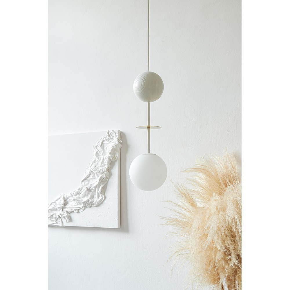 Suspension Oio solo base en métal et détail bois avec long câble au design contemporain par Ummo Lighting Suspension Oio solo base en métal et détail bois avec long câble au design contemporain par Ummo Lighting