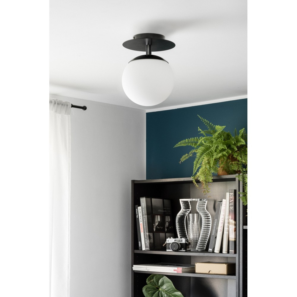 Applique murale/Plafonnier Plaat cadre en métal avec diffuseur en boule blanc opale au design contemporain par Ummo lighting Applique murale/Plafonnier Plaat cadre en métal avec diffuseur en boule blanc opale au design contemporain par Ummo lighting