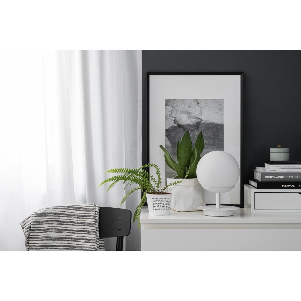 Lampe à poser Plaat cadre en métal avec diffuseur en boule blanc opale au design contemporain par Ummo lighting