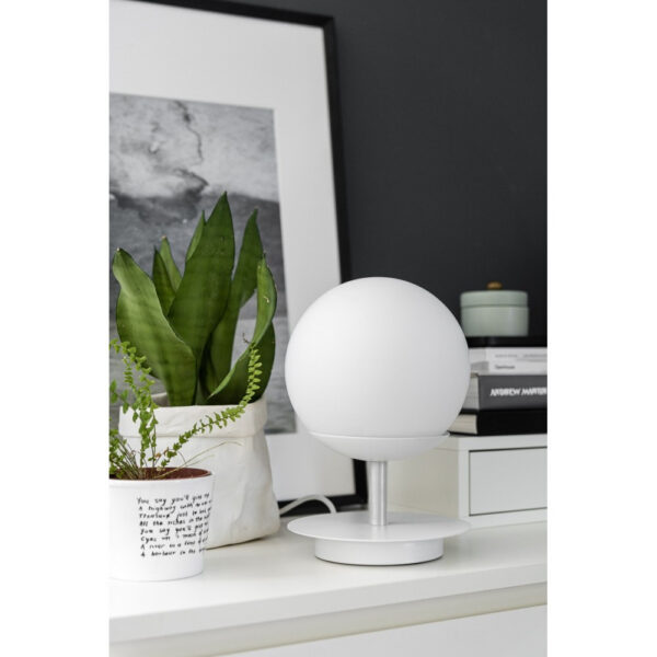 Lampe à poser Plaat cadre en métal avec diffuseur en boule blanc opale au design contemporain par Ummo lighting