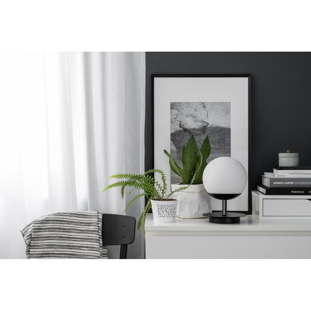 Lampe à poser Plaat cadre en métal avec diffuseur en boule blanc opale au design contemporain par Ummo lighting