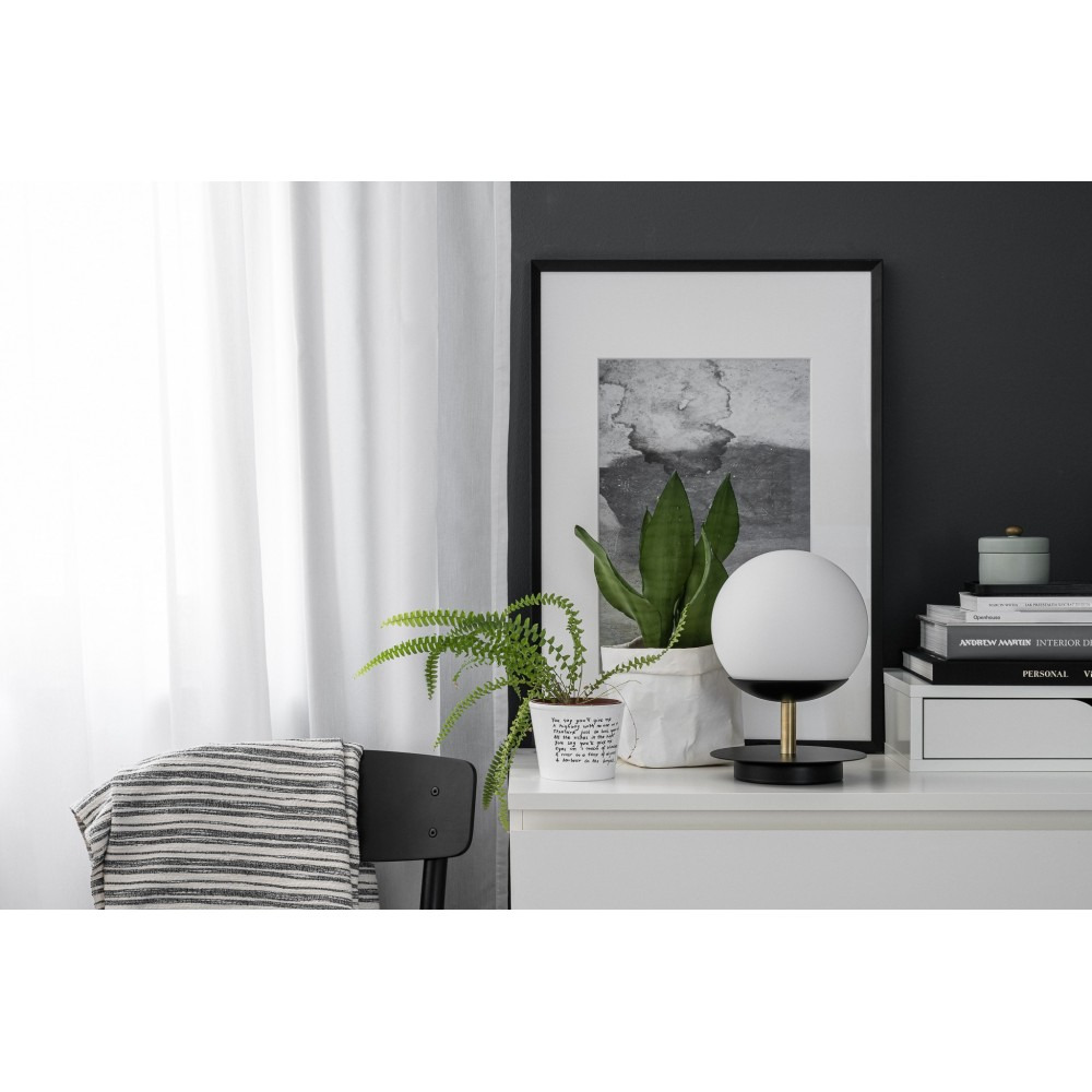 Lampe à poser Plaat cadre en métal avec diffuseur en boule blanc opale au design contemporain par Ummo lighting