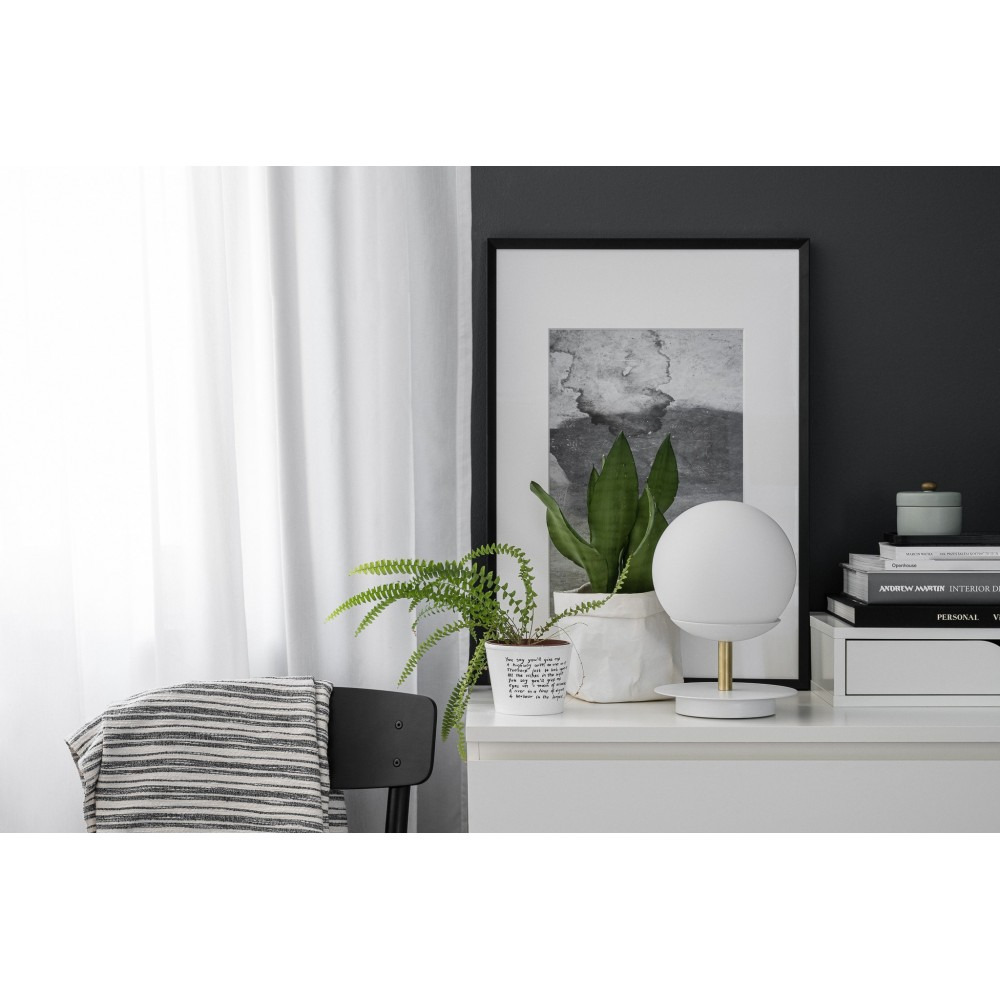 Lampe à poser Plaat cadre en métal avec diffuseur en boule blanc opale au design contemporain par Ummo lighting