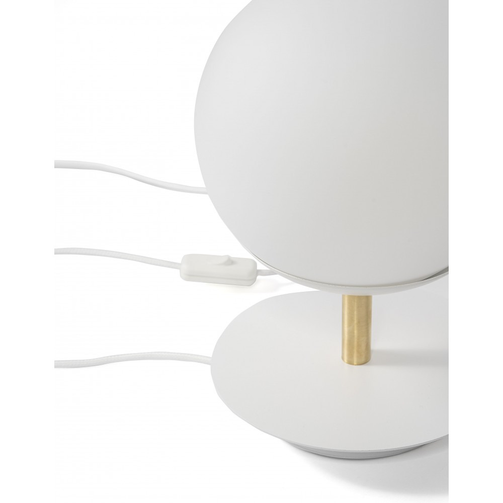Lampe à poser Plaat cadre en métal avec diffuseur en boule blanc opale au design contemporain par Ummo lighting