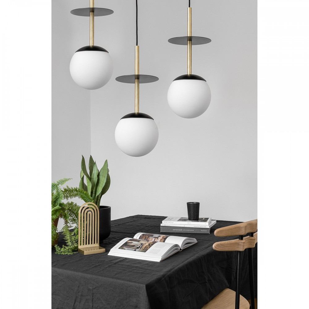 Plafonnier Plaat cadre en métal linéaire avec trois diffuseurs en boule blanc opale au design contemporain par Ummo lighting Plafonnier Plaat cadre en métal linéaire avec trois diffuseurs en boule blanc opale au design contemporain par Ummo lighting