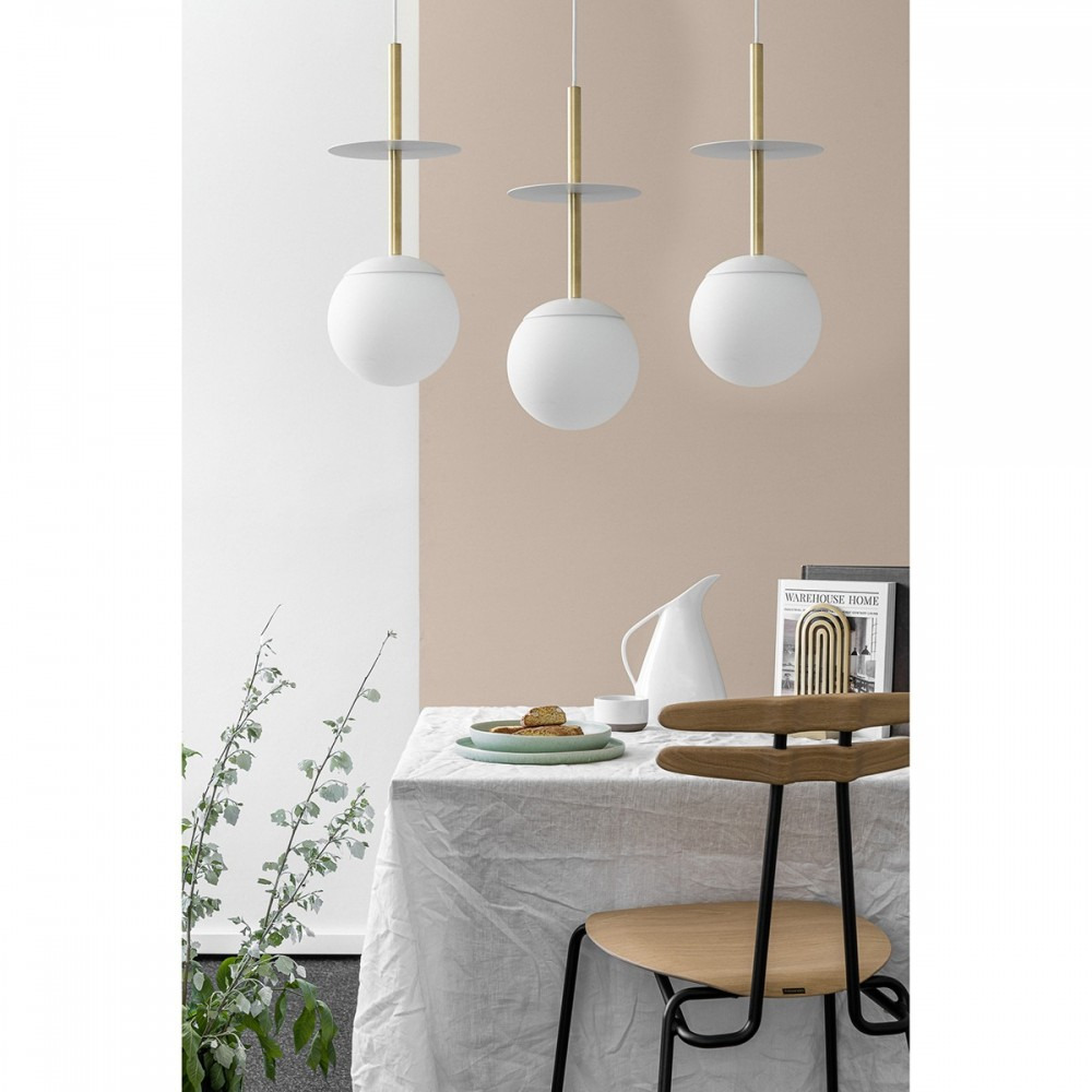 Plafonnier Plaat cadre en métal linéaire avec trois diffuseurs en boule blanc opale au design contemporain par Ummo lighting Plafonnier Plaat cadre en métal linéaire avec trois diffuseurs en boule blanc opale au design contemporain par Ummo lighting