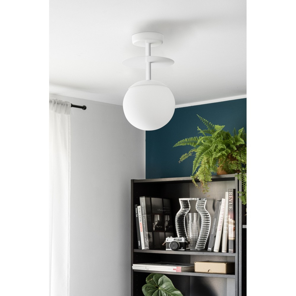 Plafonnier Plaat cadre en métal avec disque et diffuseur en boule blanc opale au design contemporain par Ummo lighting Plafonnier Plaat cadre en métal avec disque et diffuseur en boule blanc opale au design contemporain par Ummo lighting
