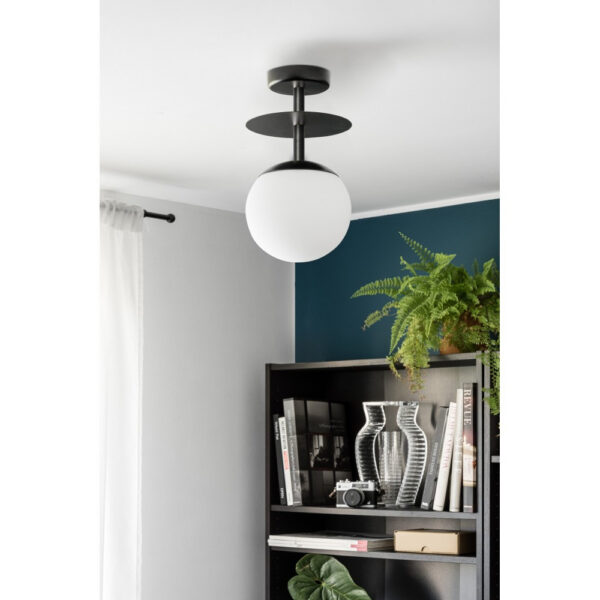 Plafonnier Plaat cadre en métal avec disque et diffuseur en boule blanc opale au design contemporain par Ummo lighting