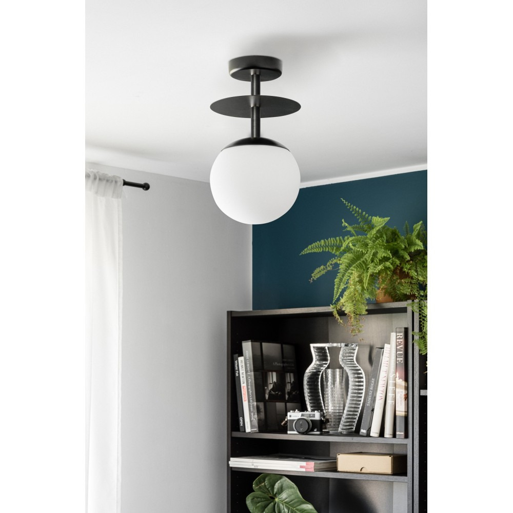 Plafonnier Plaat cadre en métal avec disque et diffuseur en boule blanc opale au design contemporain par Ummo lighting