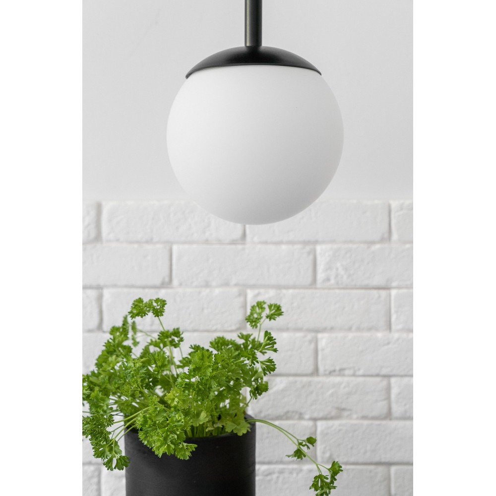 Suspension Plaat cadre en métal avec long câble et diffuseur en boule opale au design contemporain par Ummo lighting