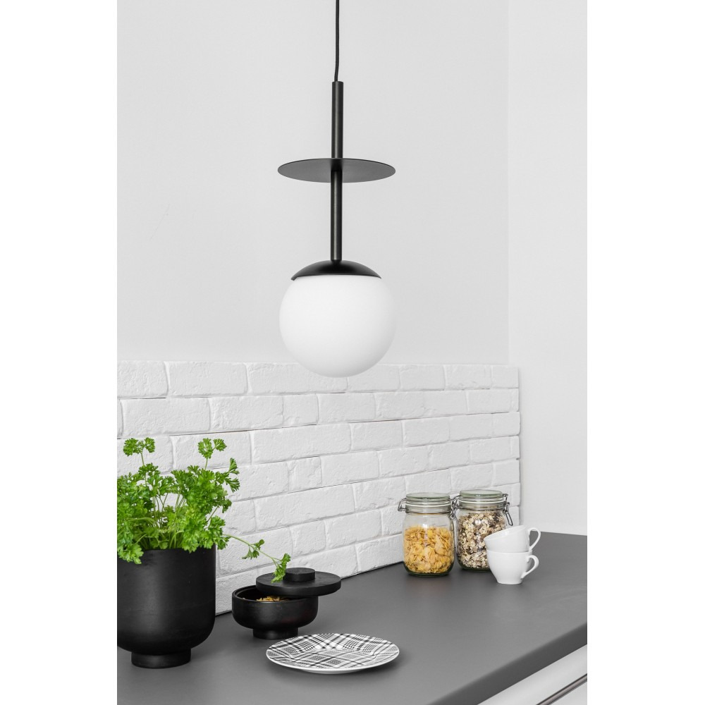 Suspension Plaat cadre en métal avec long câble et diffuseur en boule opale au design contemporain par Ummo lighting Suspension Plaat cadre en métal avec long câble et diffuseur en boule opale au design contemporain par Ummo lighting