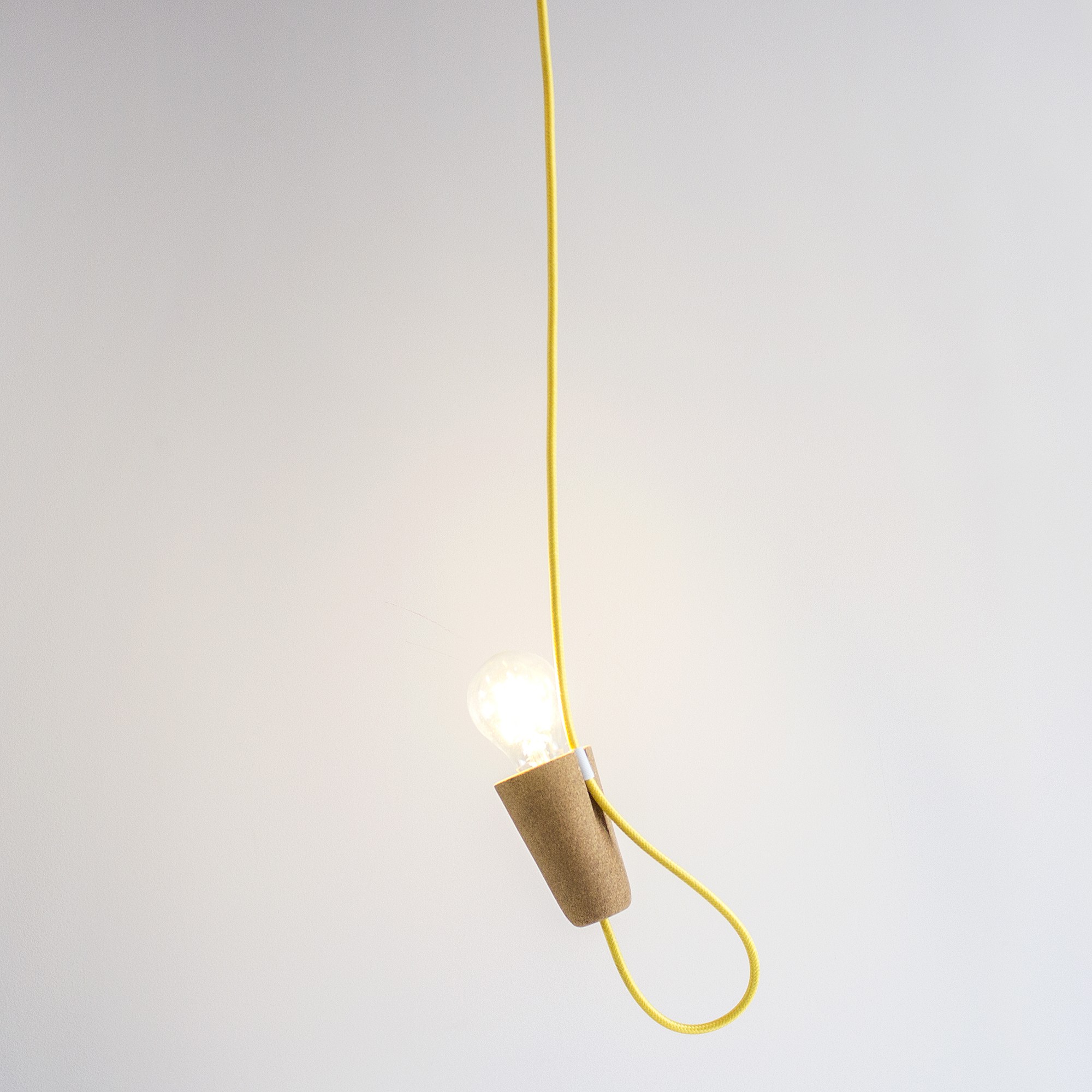 Suspension SININHO en liège clair par Filipa Mendes & Gustavo Macedo Suspension SININHO en liège clair par Filipa Mendes & Gustavo Macedo