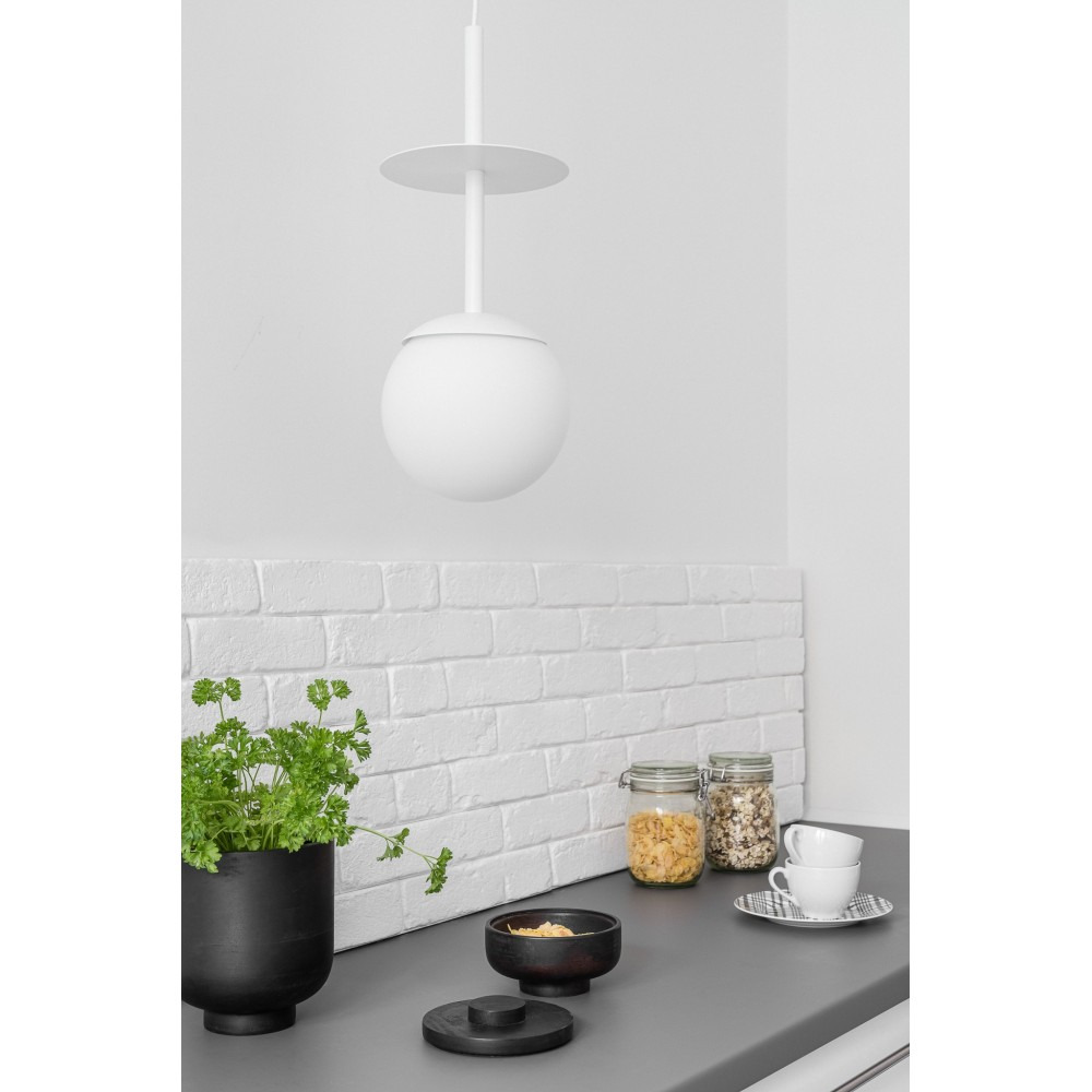 Suspension Plaat cadre en métal avec long câble et diffuseur en boule opale au design contemporain par Ummo lighting Suspension Plaat cadre en métal avec long câble et diffuseur en boule opale au design contemporain par Ummo lighting