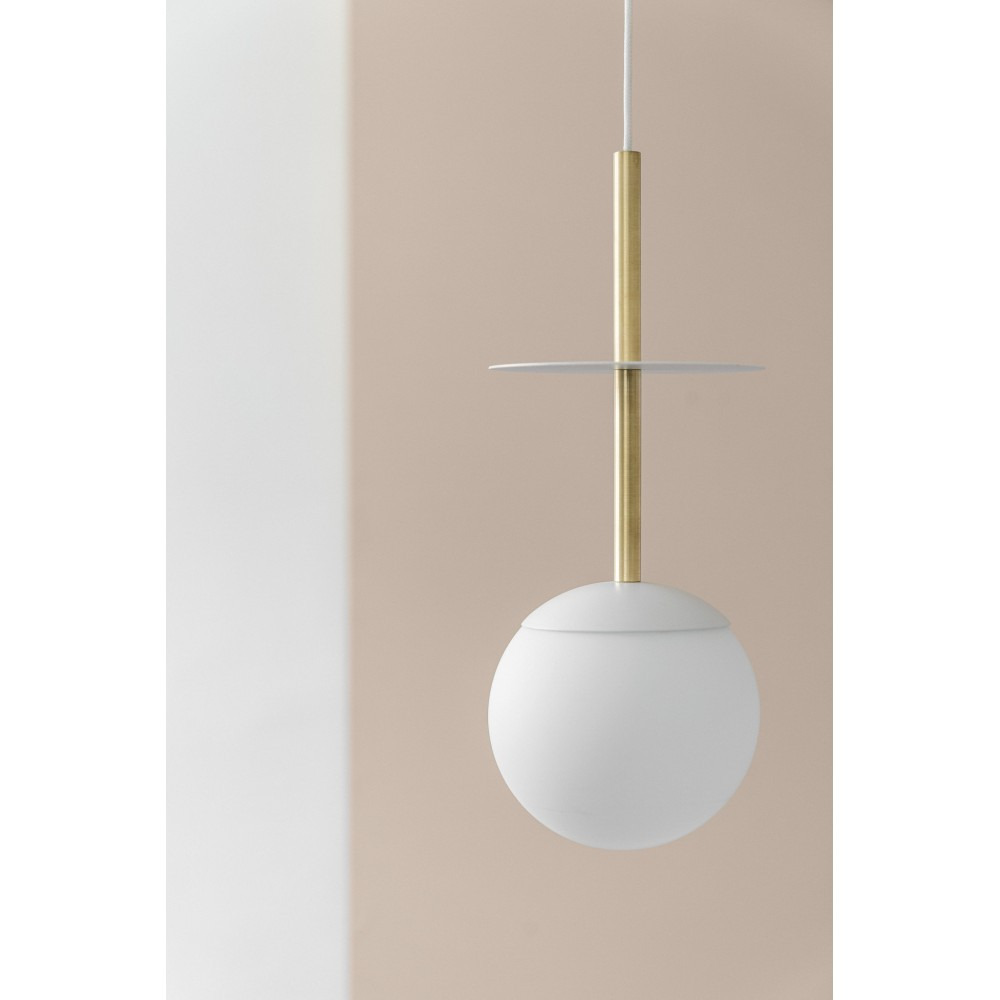Suspension Plaat cadre en métal avec long câble et diffuseur en boule opale au design contemporain par Ummo lighting Suspension Plaat cadre en métal avec long câble et diffuseur en boule opale au design contemporain par Ummo lighting