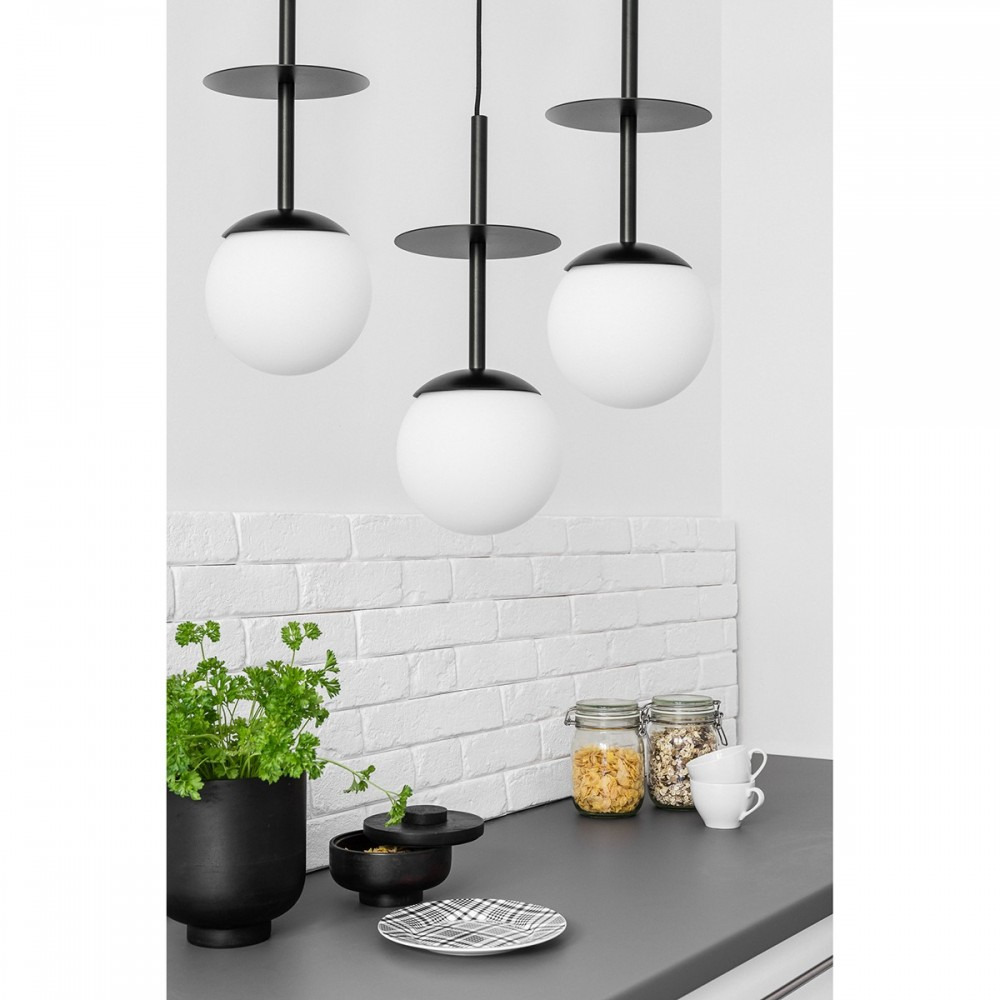 Suspension Plaat cadre en métal avec long câble et diffuseur en boule opale au design contemporain par Ummo lighting Suspension Plaat cadre en métal avec long câble et diffuseur en boule opale au design contemporain par Ummo lighting