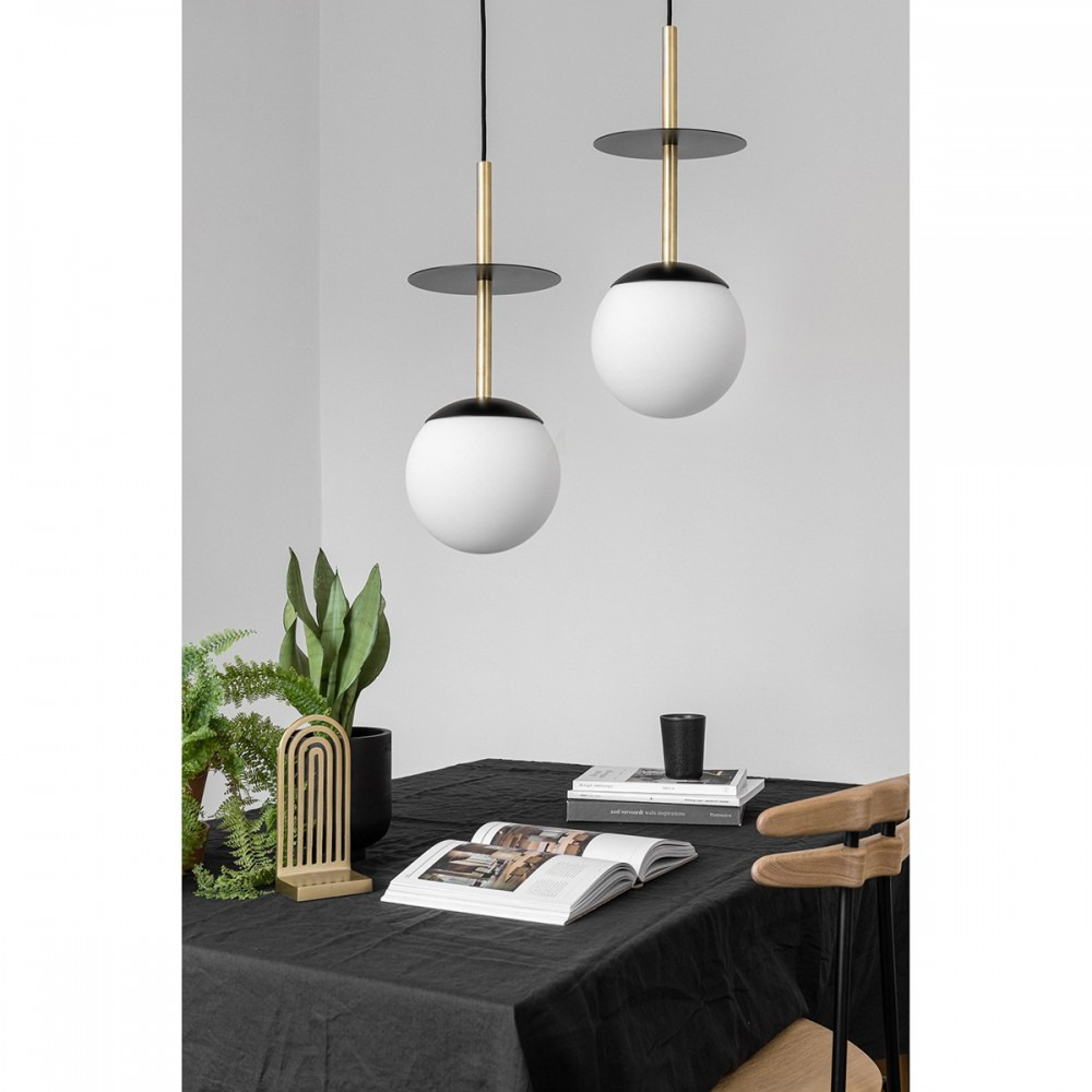 Suspension Plaat cadre en métal avec long câble et diffuseur en boule opale au design contemporain par Ummo lighting Suspension Plaat cadre en métal avec long câble et diffuseur en boule opale au design contemporain par Ummo lighting