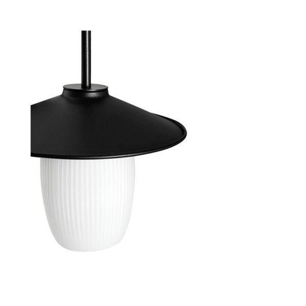 Applique murale Jingu cadre en métal avec abat-jour en verre rainuré blanc mat au design contemporain par Ummo lighting