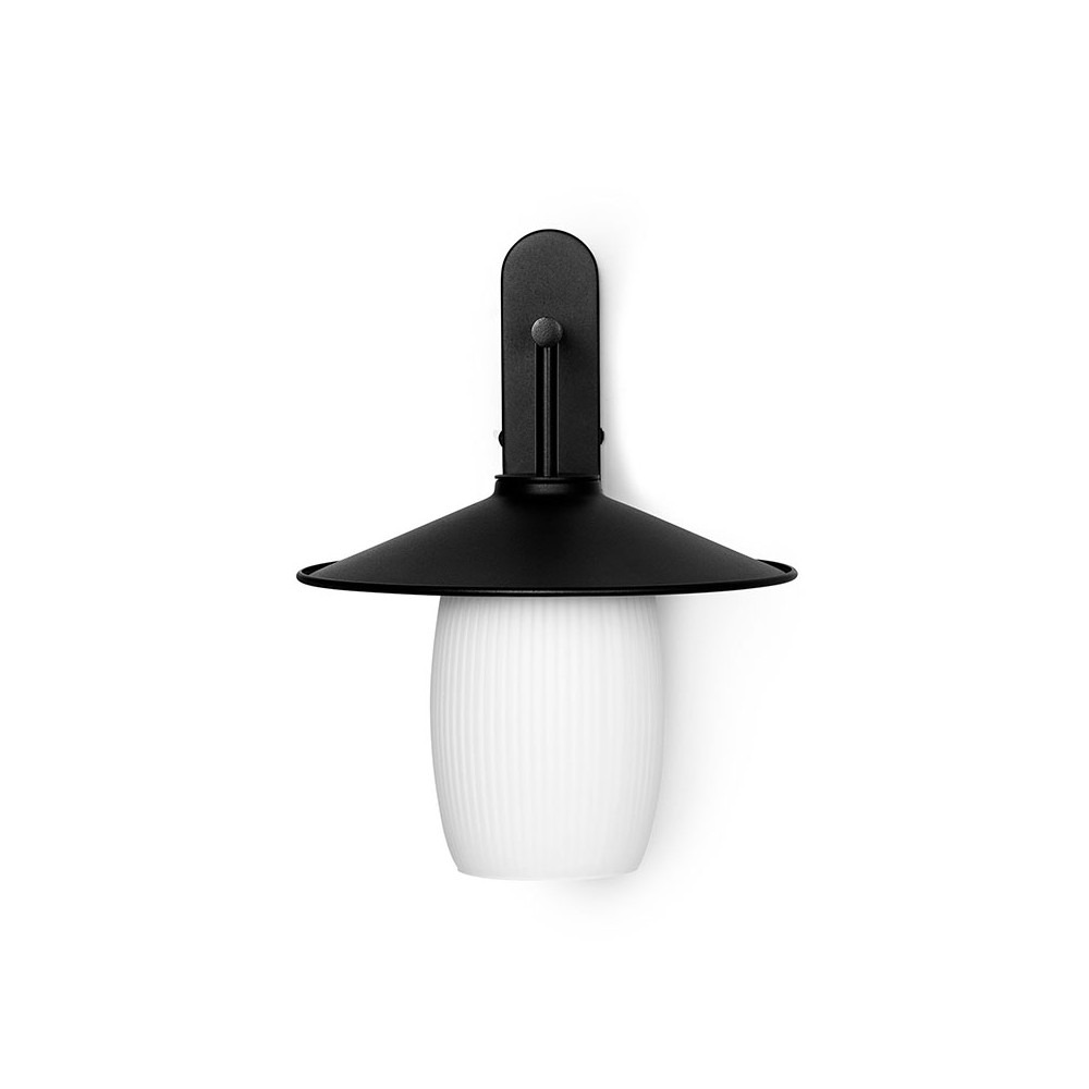 Applique murale Jingu cadre en métal avec abat-jour en verre rainuré blanc mat au design contemporain par Ummo lighting Applique murale Jingu cadre en métal avec abat-jour en verre rainuré blanc mat au design contemporain par Ummo lighting