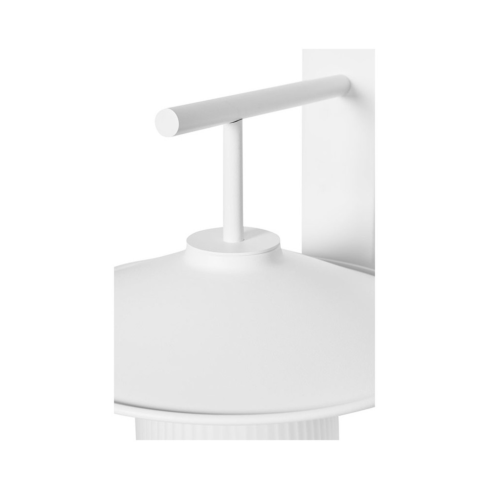 Applique murale Jingu cadre en métal avec abat-jour en verre rainuré blanc mat au design contemporain par Ummo lighting Applique murale Jingu cadre en métal avec abat-jour en verre rainuré blanc mat au design contemporain par Ummo lighting