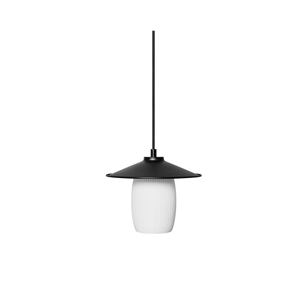 Suspension Jingu cadre en métal avec abat-jour en verre rainuré blanc mat au design contemporain par Ummo lighting