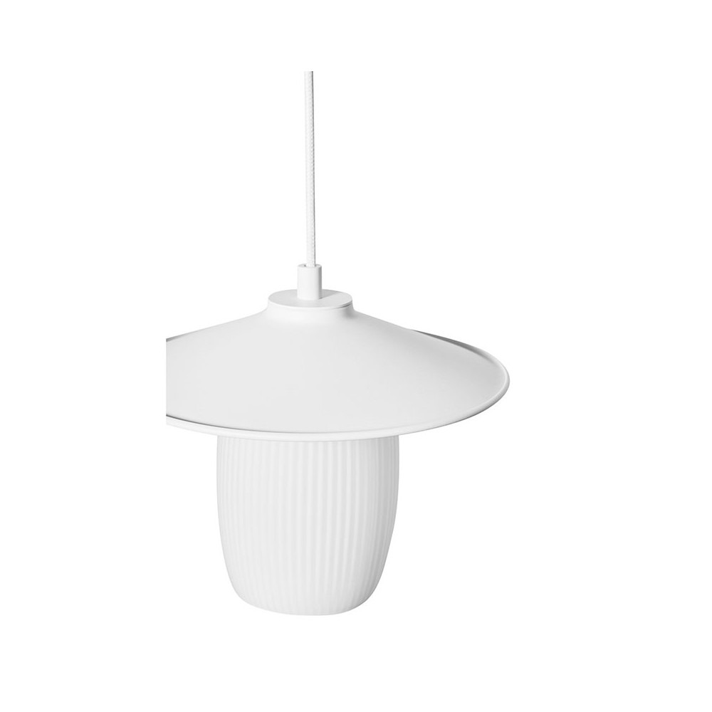 Suspension Jingu cadre en métal avec abat-jour en verre rainuré blanc mat au design contemporain par Ummo lighting Suspension Jingu cadre en métal avec abat-jour en verre rainuré blanc mat au design contemporain par Ummo lighting