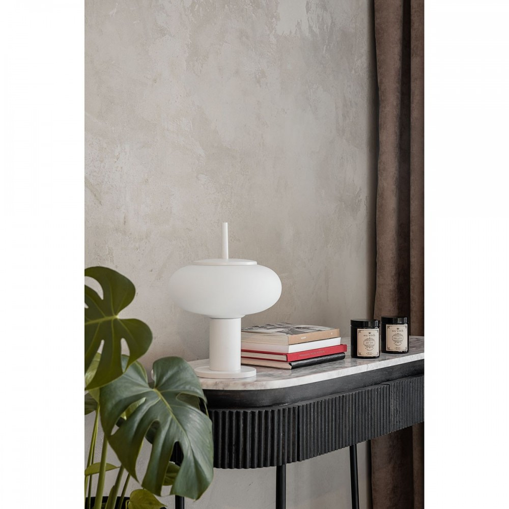 Lampe à poser Torni cadre en métal avec diffuseur en forme de soucoupe au design contemporain par Ummo lighting Lampe à poser Torni cadre en métal avec diffuseur en forme de soucoupe au design contemporain par Ummo lighting