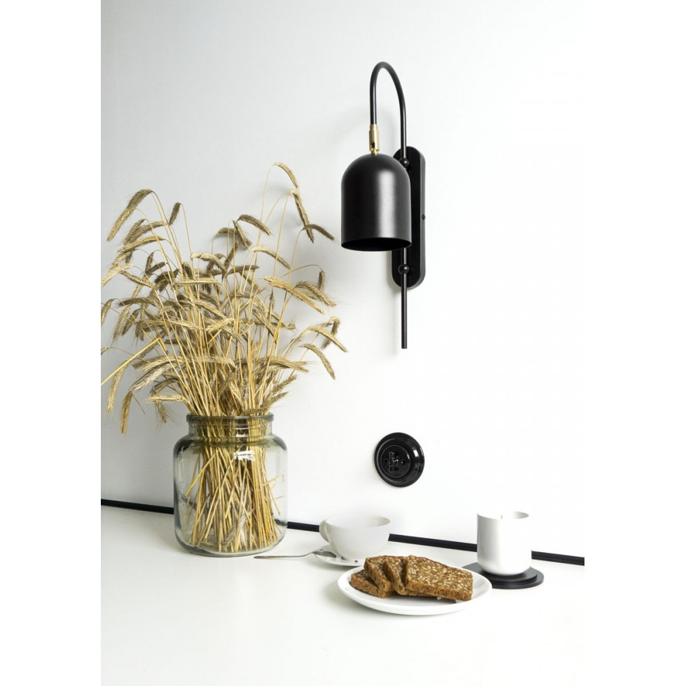 Applique murale Taku base en métal avec abat-jour en cloche au design contemporain par Ummo lighting