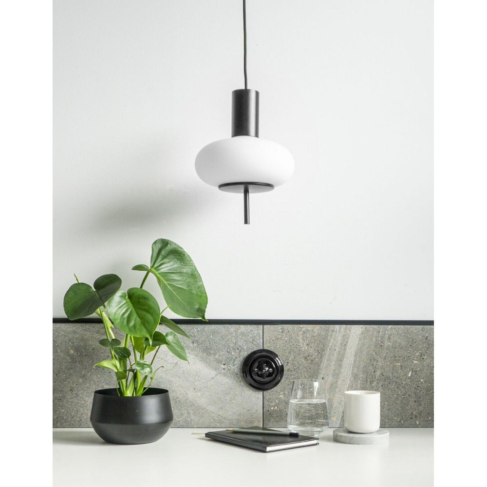 Suspension Torni base en métal avec long câble au design contemporain par Ummo lighting Suspension Torni base en métal avec long câble au design contemporain par Ummo lighting