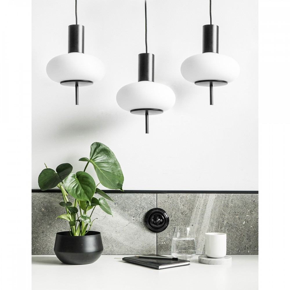 Suspension Torni base en métal avec long câble au design contemporain par Ummo lighting Suspension Torni base en métal avec long câble au design contemporain par Ummo lighting