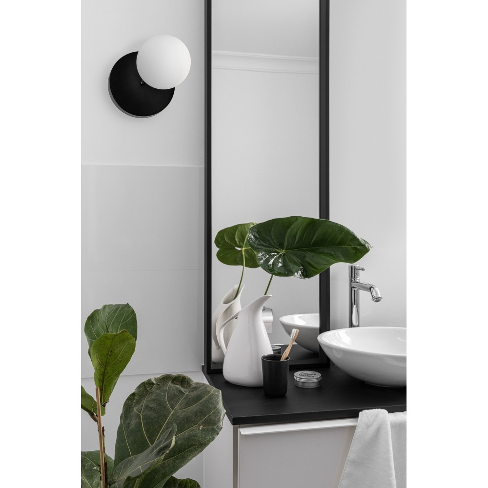 Applique murale Refa cadre en métal avec diffuseur en boule de verre blanc au design contemporain par Ummo lighting Applique murale Refa cadre en métal avec diffuseur en boule de verre blanc au design contemporain par Ummo lighting