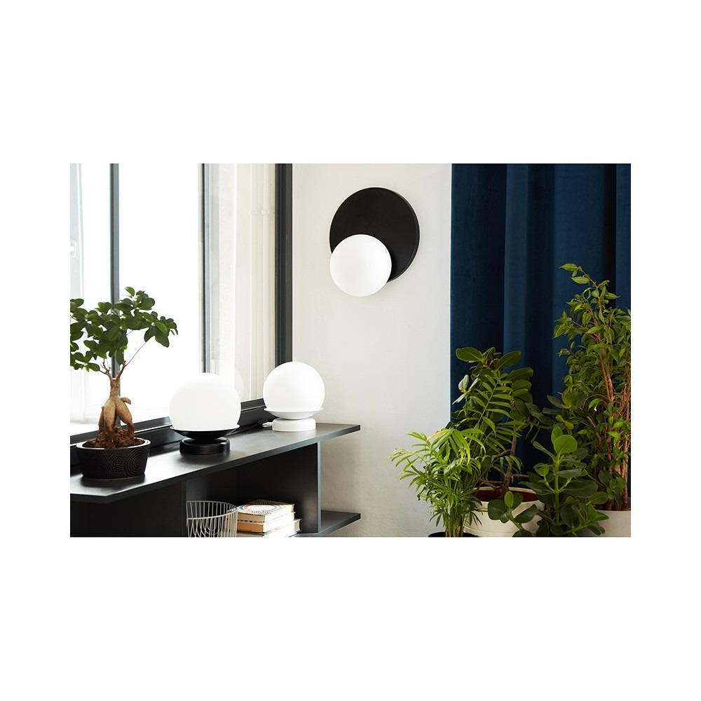 Applique murale Refa cadre en métal avec diffuseur en boule de verre blanc au design contemporain par Ummo lighting Applique murale Refa cadre en métal avec diffuseur en boule de verre blanc au design contemporain par Ummo lighting