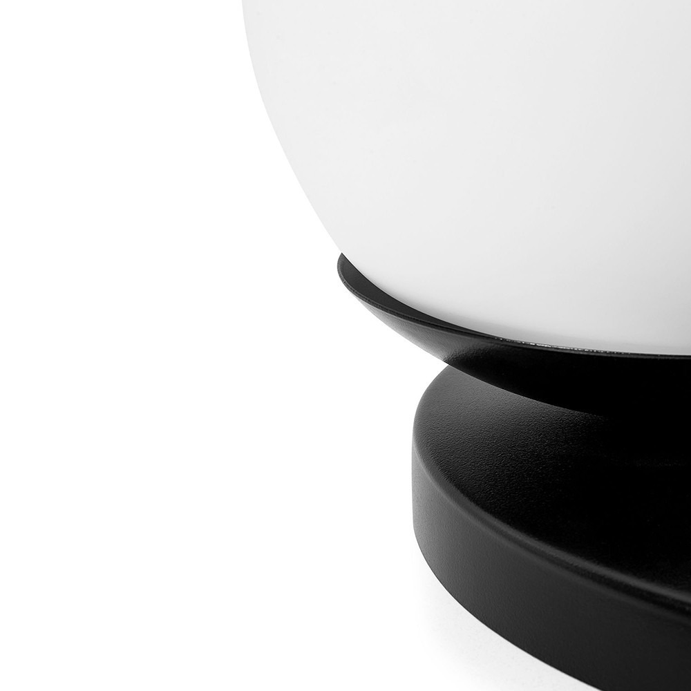 Applique murale Refa cadre en métal avec diffuseur en boule de verre blanc au design contemporain par Ummo lighting Applique murale Refa cadre en métal avec diffuseur en boule de verre blanc au design contemporain par Ummo lighting