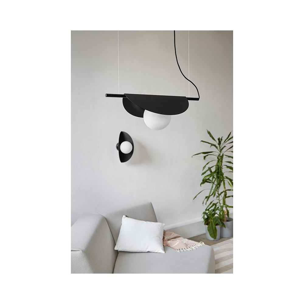 Suspension Sallo cadre en métal avec abat-jour en forme de feuille plié au design contemporain par Ummo lighting Suspension Sallo cadre en métal avec abat-jour en forme de feuille plié au design contemporain par Ummo lighting
