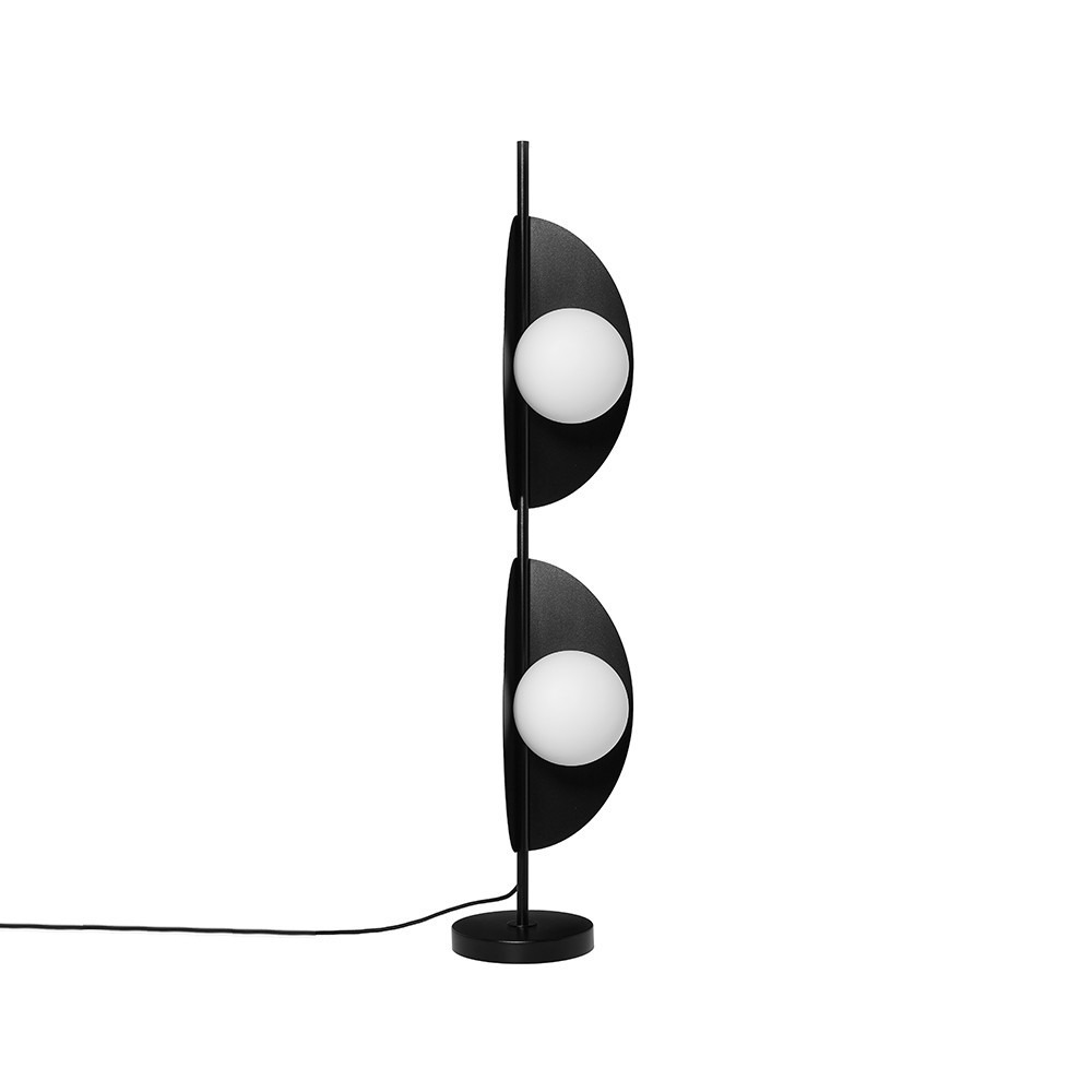 Lampadaire Sallo cadre en métal avec deux abat-jour en forme de feuille plié au design contemporain par Ummo lighting