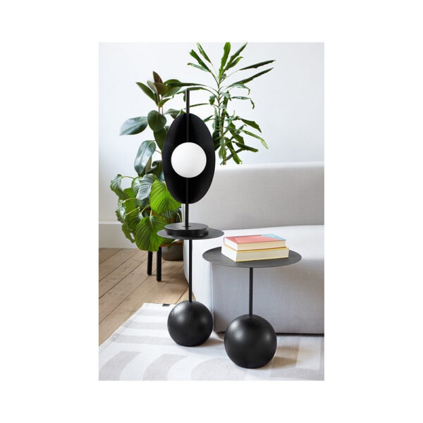Lampe à poser Sallo cadre en métal avec abat-jour en forme de feuille plié au design contemporain par Ummo lighting